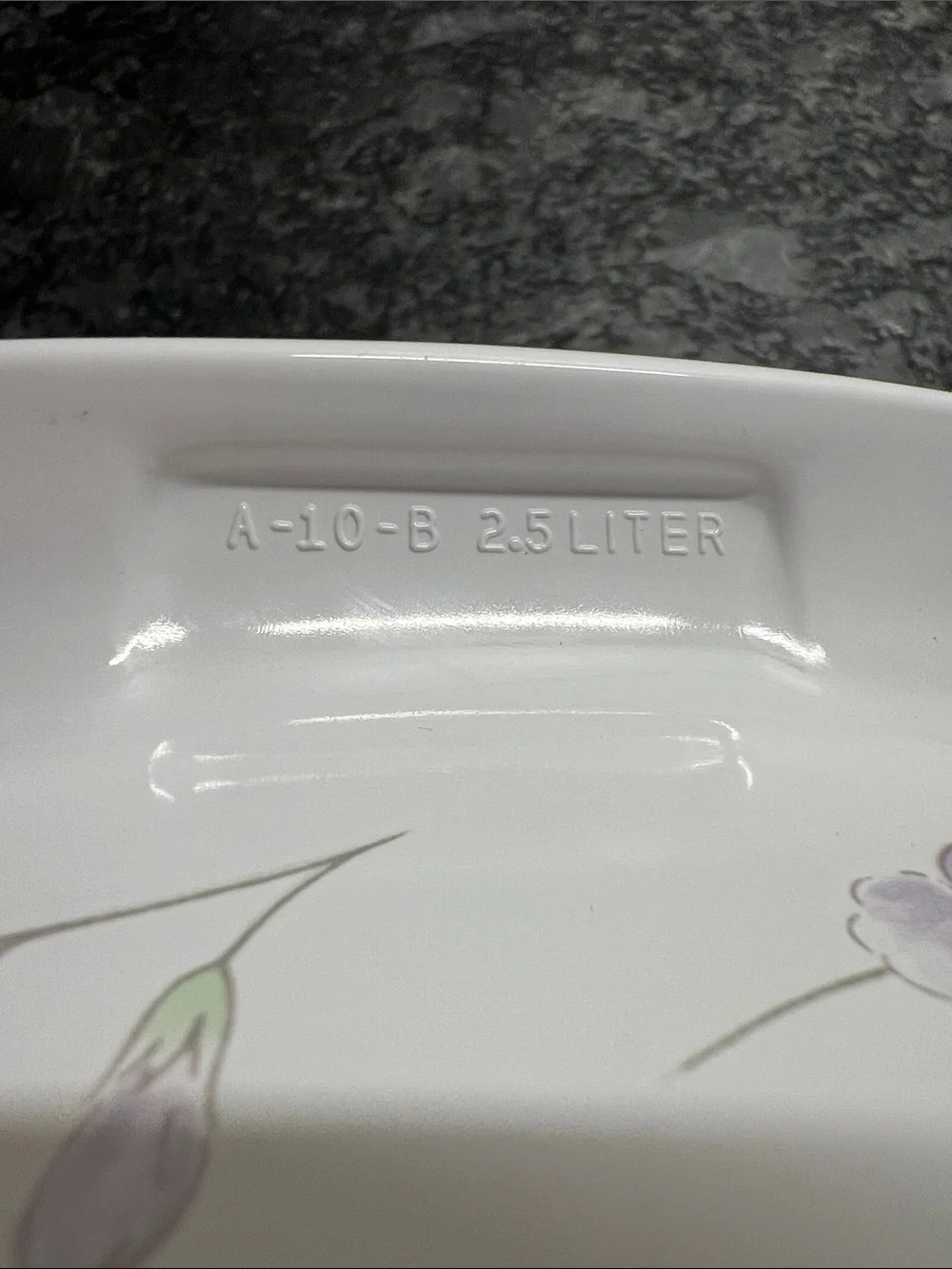 Corningware White Pastel Bouquet Covered Casserole with Glass Lid. Exc condition
